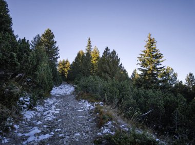 Rila Dağı 'nın Mechit yakınlarındaki muhteşem sonbahar manzarası ve Popova Kapa zirveleri, Bulgaristan