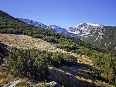 Rila Dağı 'nın Mechit yakınlarındaki muhteşem sonbahar manzarası ve Popova Kapa zirveleri, Bulgaristan