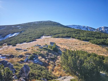 Rila Dağı 'nın Mechit yakınlarındaki muhteşem sonbahar manzarası ve Popova Kapa zirveleri, Bulgaristan