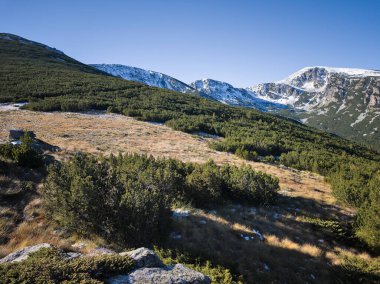 Rila Dağı 'nın Mechit yakınlarındaki muhteşem sonbahar manzarası ve Popova Kapa zirveleri, Bulgaristan