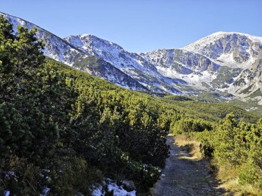 Rila Dağı 'nın Mechit yakınlarındaki muhteşem sonbahar manzarası ve Popova Kapa zirveleri, Bulgaristan