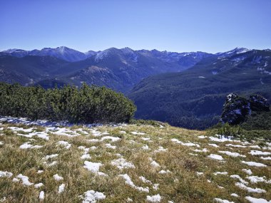 Rila Dağı 'nın Mechit yakınlarındaki muhteşem sonbahar manzarası ve Popova Kapa zirveleri, Bulgaristan