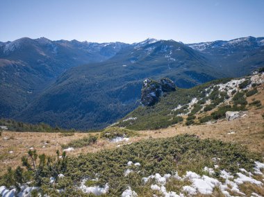Rila Dağı 'nın Mechit yakınlarındaki muhteşem sonbahar manzarası ve Popova Kapa zirveleri, Bulgaristan