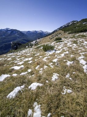 Rila Dağı 'nın Mechit yakınlarındaki muhteşem sonbahar manzarası ve Popova Kapa zirveleri, Bulgaristan