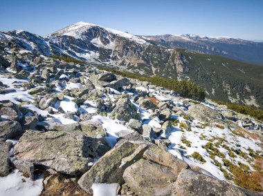 Rila Dağı 'nın Mechit yakınlarındaki muhteşem sonbahar manzarası ve Popova Kapa zirveleri, Bulgaristan