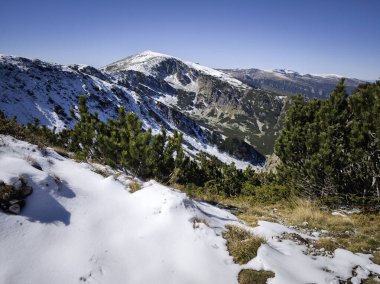 Rila Dağı 'nın Mechit yakınlarındaki muhteşem sonbahar manzarası ve Popova Kapa zirveleri, Bulgaristan