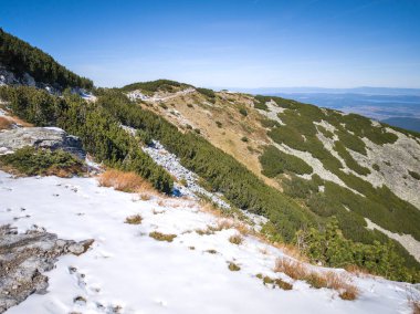 Rila Dağı 'nın Mechit yakınlarındaki muhteşem sonbahar manzarası ve Popova Kapa zirveleri, Bulgaristan