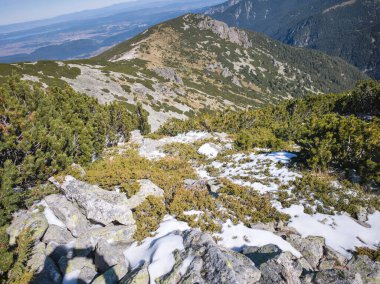 Rila Dağı 'nın Mechit yakınlarındaki muhteşem sonbahar manzarası ve Popova Kapa zirveleri, Bulgaristan