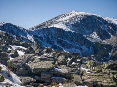 Rila Dağı 'nın Mechit yakınlarındaki muhteşem sonbahar manzarası ve Popova Kapa zirveleri, Bulgaristan