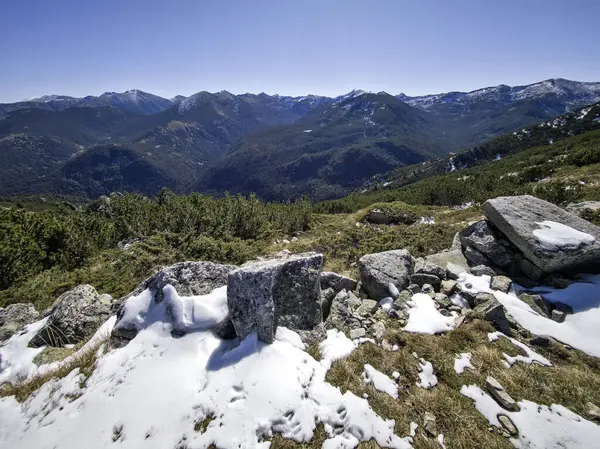 Rila Dağı 'nın Mechit yakınlarındaki muhteşem sonbahar manzarası ve Popova Kapa zirveleri, Bulgaristan