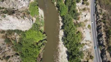 Bulgaristan 'ın Kresna Vadisi' nden geçen Struma Nehri 'nin havadan görüntüsü