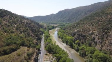 Bulgaristan 'ın Kresna Vadisi' nden geçen Struma Nehri 'nin havadan görüntüsü