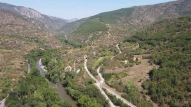Bulgaristan 'ın Kresna Vadisi' nden geçen Struma Nehri 'nin havadan görüntüsü