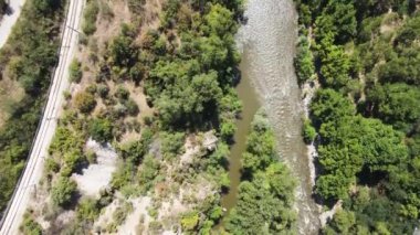 Bulgaristan 'ın Kresna Vadisi' nden geçen Struma Nehri 'nin havadan görüntüsü