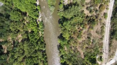 Bulgaristan 'ın Kresna Vadisi' nden geçen Struma Nehri 'nin havadan görüntüsü