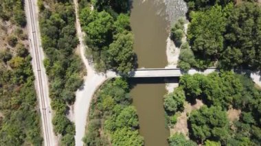 Bulgaristan 'ın Kresna Vadisi' nden geçen Struma Nehri 'nin havadan görüntüsü