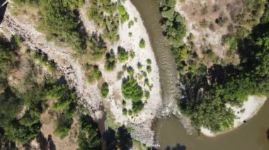 Bulgaristan 'ın Kresna Vadisi' nden geçen Struma Nehri 'nin havadan görüntüsü