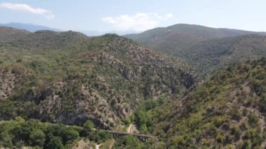 Bulgaristan 'ın Kresna Vadisi' nden geçen Struma Nehri 'nin havadan görüntüsü