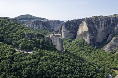 Meteora Manastırlarının bahar manzarası, Teselya, Yunanistan