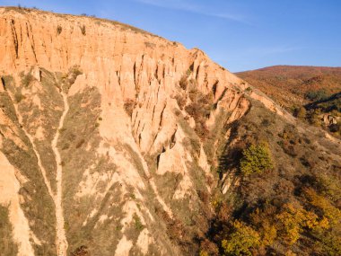 Bulgaristan 'ın Kyustendil bölgesi, Kyustendil bölgesindeki Stob piramitlerinin Hava Sonbahar Günbatımı görünümü