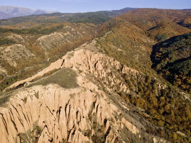 Bulgaristan 'ın Kyustendil bölgesi, Kyustendil bölgesindeki Stob piramitlerinin Hava Sonbahar Günbatımı görünümü