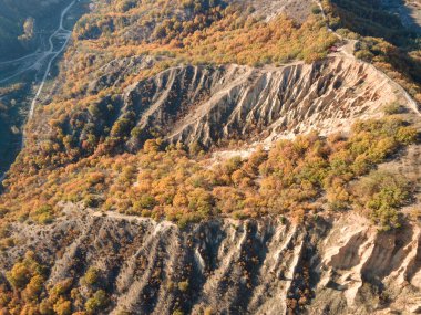 Bulgaristan 'ın Kyustendil bölgesi, Kyustendil bölgesindeki Stob piramitlerinin Hava Sonbahar Günbatımı görünümü