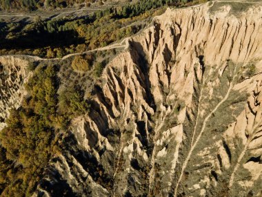 Bulgaristan 'ın Kyustendil bölgesi, Kyustendil bölgesindeki Stob piramitlerinin Hava Sonbahar Günbatımı görünümü