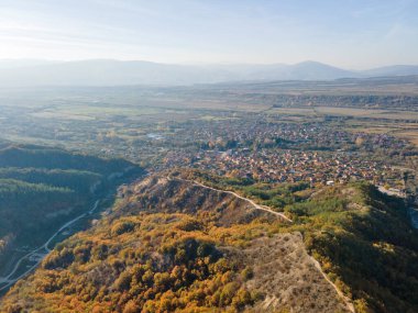 Bulgaristan 'ın Kyustendil bölgesi, Kyustendil bölgesindeki Stob piramitlerinin Hava Sonbahar Günbatımı görünümü