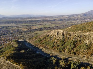 Bulgaristan 'ın Kyustendil bölgesi, Kyustendil bölgesindeki Stob piramitlerinin Hava Sonbahar Günbatımı görünümü