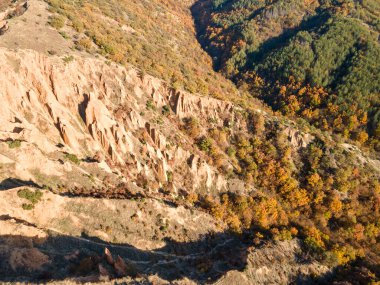 Bulgaristan 'ın Kyustendil bölgesi, Kyustendil bölgesindeki Stob piramitlerinin Hava Sonbahar Günbatımı görünümü