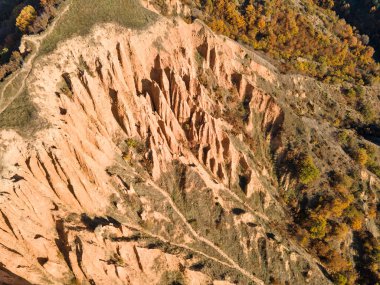 Bulgaristan 'ın Kyustendil bölgesi, Kyustendil bölgesindeki Stob piramitlerinin Hava Sonbahar Günbatımı görünümü