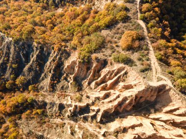 Bulgaristan 'ın Kyustendil bölgesi, Kyustendil bölgesindeki Stob piramitlerinin Hava Sonbahar Günbatımı görünümü
