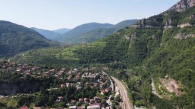 Bulgaristan 'ın Balkan Dağları' nın Bov köyü yakınlarındaki İskar boğazının şaşırtıcı hava manzarası