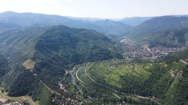 Bulgaristan 'ın Balkan Dağları' nın Bov köyü yakınlarındaki İskar boğazının şaşırtıcı hava manzarası