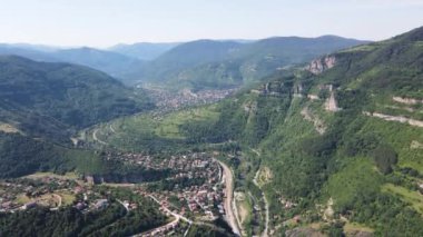 Bulgaristan 'ın Balkan Dağları' nın Bov köyü yakınlarındaki İskar boğazının şaşırtıcı hava manzarası