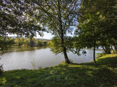 Sonbahar manzara Iskar Nehri yakınındaki Pancharevo Gölü, Sofya şehir bölge, Bulgaristan