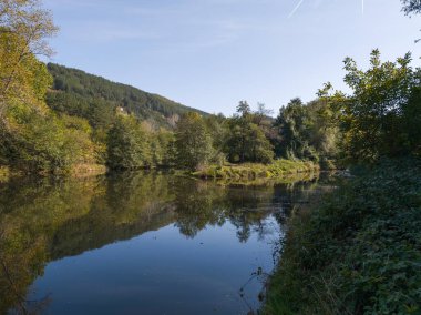 Sonbahar manzara Iskar Nehri yakınındaki Pancharevo Gölü, Sofya şehir bölge, Bulgaristan