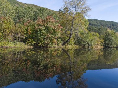 Sonbahar manzara Iskar Nehri yakınındaki Pancharevo Gölü, Sofya şehir bölge, Bulgaristan
