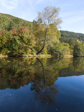 Sonbahar manzara Iskar Nehri yakınındaki Pancharevo Gölü, Sofya şehir bölge, Bulgaristan