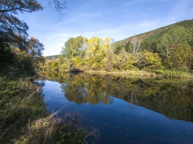 Sonbahar manzara Iskar Nehri yakınındaki Pancharevo Gölü, Sofya şehir bölge, Bulgaristan