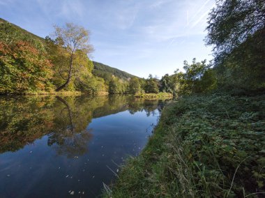 Sonbahar manzara Iskar Nehri yakınındaki Pancharevo Gölü, Sofya şehir bölge, Bulgaristan