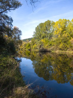 Sonbahar manzara Iskar Nehri yakınındaki Pancharevo Gölü, Sofya şehir bölge, Bulgaristan