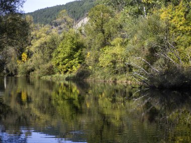 Sonbahar manzara Iskar Nehri yakınındaki Pancharevo Gölü, Sofya şehir bölge, Bulgaristan