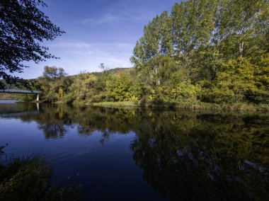 Sonbahar manzara Iskar Nehri yakınındaki Pancharevo Gölü, Sofya şehir bölge, Bulgaristan