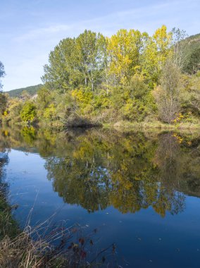 Sonbahar manzara Iskar Nehri yakınındaki Pancharevo Gölü, Sofya şehir bölge, Bulgaristan