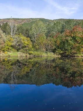 Sonbahar manzara Iskar Nehri yakınındaki Pancharevo Gölü, Sofya şehir bölge, Bulgaristan