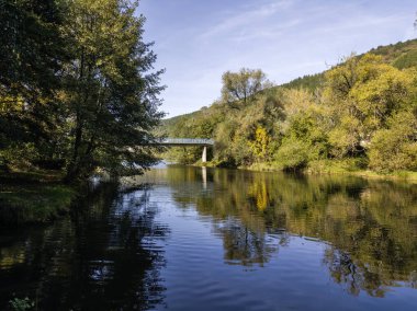 Sonbahar manzara Iskar Nehri yakınındaki Pancharevo Gölü, Sofya şehir bölge, Bulgaristan