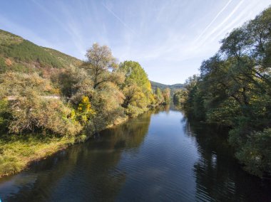 Sonbahar manzara Iskar Nehri yakınındaki Pancharevo Gölü, Sofya şehir bölge, Bulgaristan