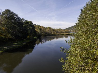 Sonbahar manzara Iskar Nehri yakınındaki Pancharevo Gölü, Sofya şehir bölge, Bulgaristan