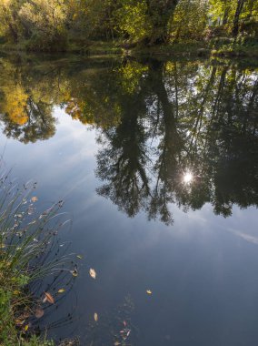 Sonbahar manzara Iskar Nehri yakınındaki Pancharevo Gölü, Sofya şehir bölge, Bulgaristan